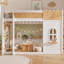 Lit superposé double au-dessus de double avec tablettes de rangement, fenêtre et deux portes, blanc et naturel