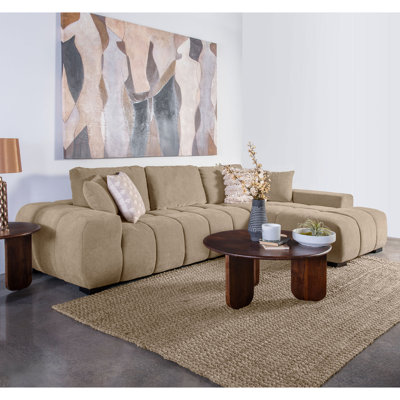 Canapé d'angle capitonné camel, au design inspiré du milieu du siècle, avec structure, revêtement doux aux tons neutres et coussins de dossier réversibles pour un confort intemporel dans votre salon.