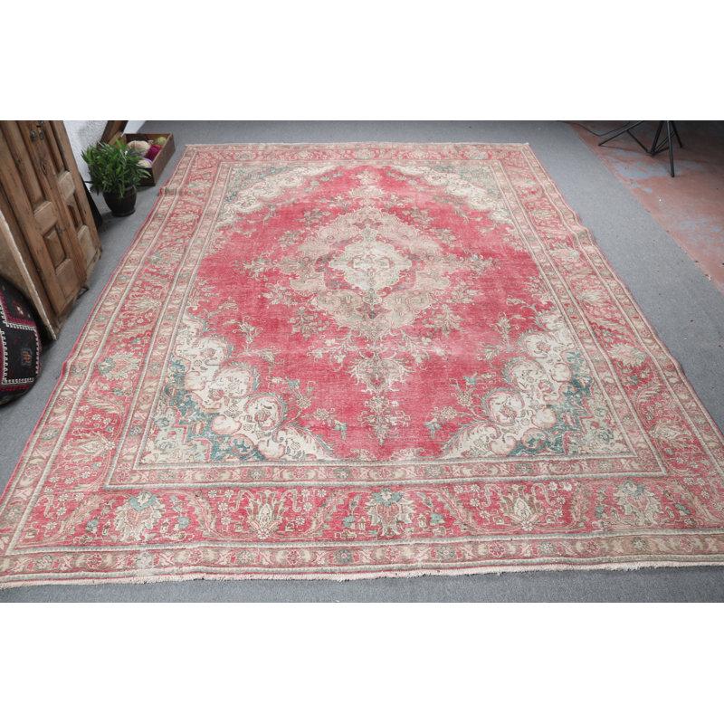 Tapis turc antique à motif médaillon rouge élégant orné de motifs floraux uniques