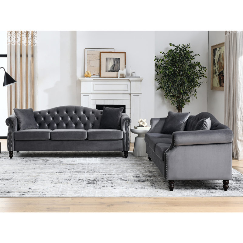 Velours gris 3 + 3: conception classique avec garniture cloutée pour toute combinaison de pièce - confort moderne. Cadre en bois massif. Coussins en mousse. Assise de 18 po de hauteur, 23 po de profondeur et 66 po de largeur. Coussins amovibles