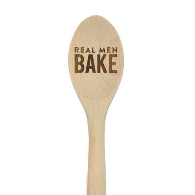 "real men bake" cuillère de mélange en bois gravée au laser