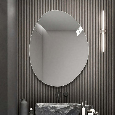 Miroir de salle de bain asymétrique sans cadre avec support incassable, bord givré, verre anti-oxydation et conception résistante à l'humidité pour les espaces de meuble-lavabo modernes.