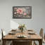 Pivoines roses en fleurs avec des accents de feuilles d'or sur une toile texturée grise-272032249