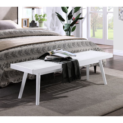 Banc blanc avec base à lattes en bois massif et plateau de style