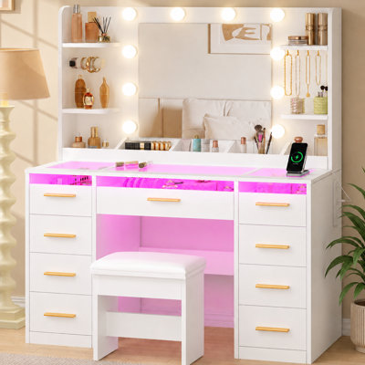 Coiffeuse de maquillage l 43,3 po avec lumières Adriel, bureau transparent, prise de courant Adriel