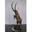 Statue de chèvre de montagne sur pattes arrière en bronze - Taille: L 36 po x l 16 po x H 66 po.
