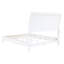 Grand lit à panneau tapissier blanc avec design bord de mer, accents et emplacement stable dans la chambre