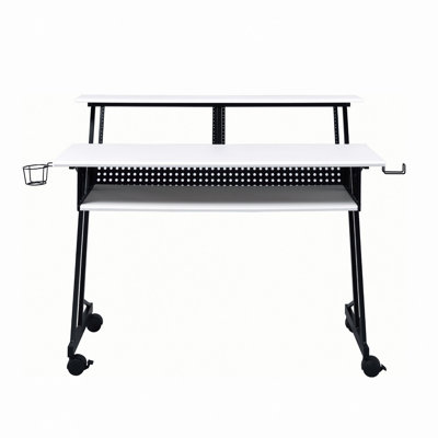 Bureau de studio d'enregistrement de musique avec plateau à clavier