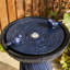 Fontaine de sol d'extérieur 24,75 "en céramique bleu cobalt torsadée avec deux oiseaux, pompe et lumière DEL (KD)