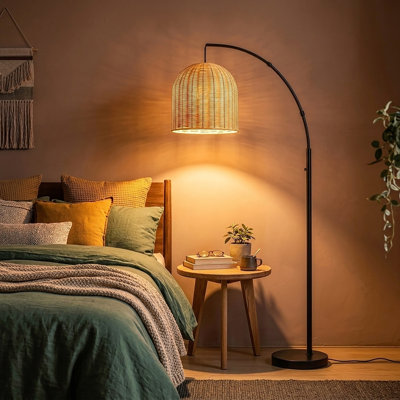Lampe sur pied en rotin, 160 cm de haut, style bohème, avec abat-jour en rotin brun naturel, orientable pour ajuster l'intensité lumineuse, lampadaire arqué rustique idéal pour une décoration de style bord de mer, plage ou bohème.