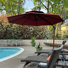 Parasol en porte-à-faux rond en bois avec base 11 pi 11 pi, rouge brique
