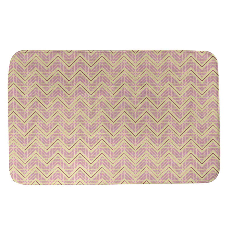 Tapis pour salle de bain à motif à chevrons à la main Stephenie, l 17 po x L 24 po, Rose / Jaune