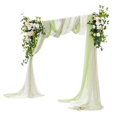 Arrangements de fleurs artificielles avec tulles pour une fête de mariage