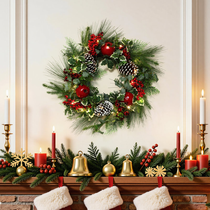 Couronne de Noël artificielle ronde pré-illuminée de 61 cm de diamètre, verte, avec ornements rouges, pommes de pin et minuterie.