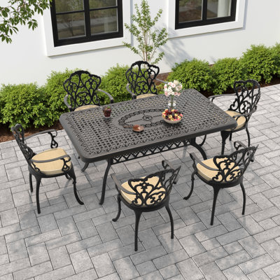 Ensemble de salle à manger d'extérieur en fonte d'aluminium avec trou pour parasol et coussins beiges Donnington L 66,93 po