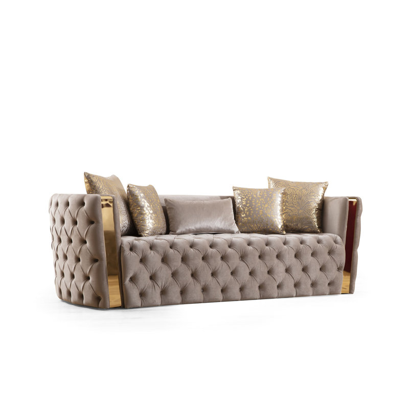 Velours taupe avec capitonnage à boutons et coussins dorés