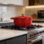 Batterie de cuisine en fonte émaillée, casseroles et poêles antiadhésives 4 pièces avec couvercles, cocotte pour la cuisson, le saut et la cuisson lente, allant au four jusqu'à 500 ° F pour toutes les surfaces de cuisson