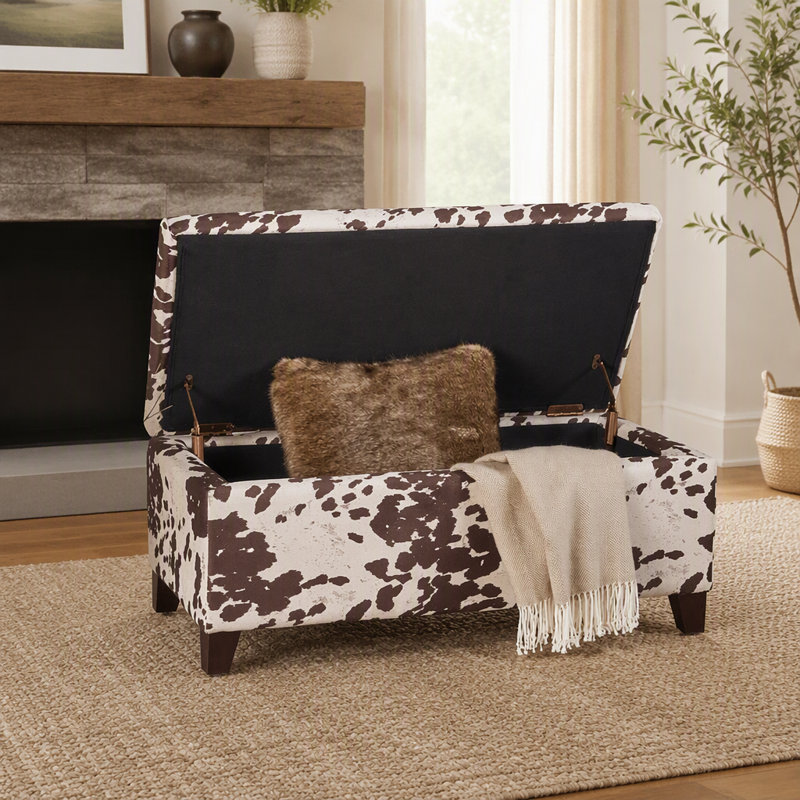 Pouf de rangement contemporain en velours, spacieux et résistant, idéal pour les salons modernes.