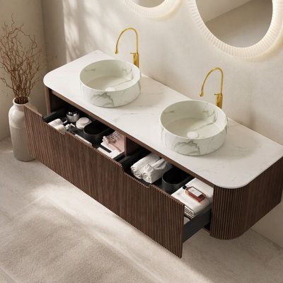 Meuble-lavabo et lavabos pour salle de bain 60 po, 2 tiroirs, 2 lavabos ronds en céramique blanc et plateau en pierre frittée blanc Carrara, pré-assemblé, grain de bois foncé