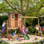Maisonnette extérieure pour enfants, ensemble de balançoire en bois de cèdre avec glissade, mur d'escalade, bac à sable et cuisine de jeu, aire de jeu pour enfants tout-en-un pour la cour