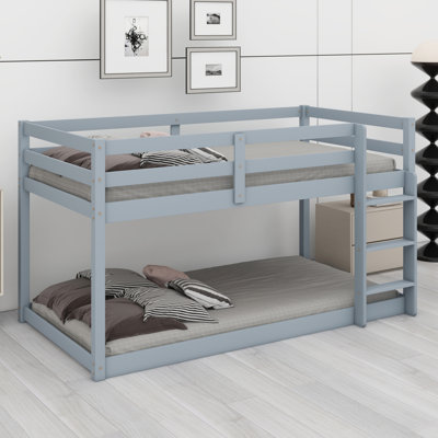 Lit superposé en bois avec échelle