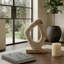 Statue abstraite géométrique en forme de boucle de pierre pour la décoration intérieure - Accent sculptural naturel pour la décoration de salon ou d'étagère - 11 po, brun et blanc
