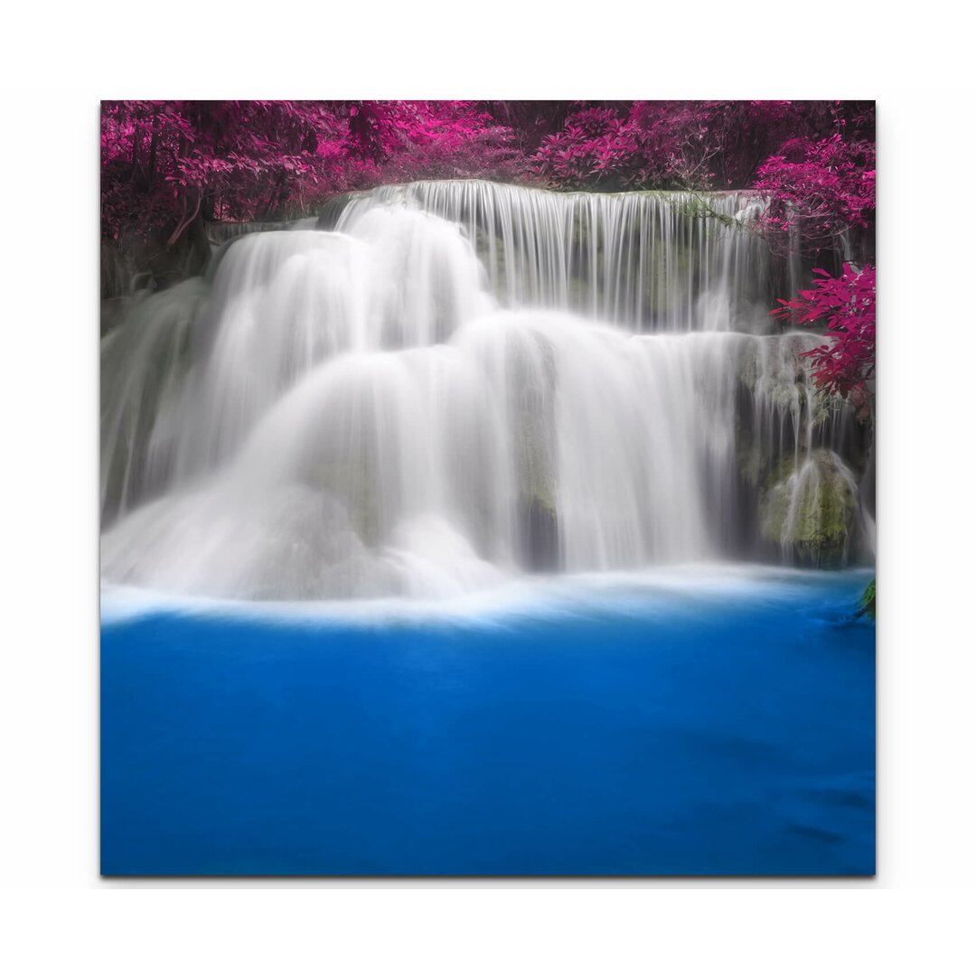 Leinwandbild Wunderschöner Wasserfall in Thailand