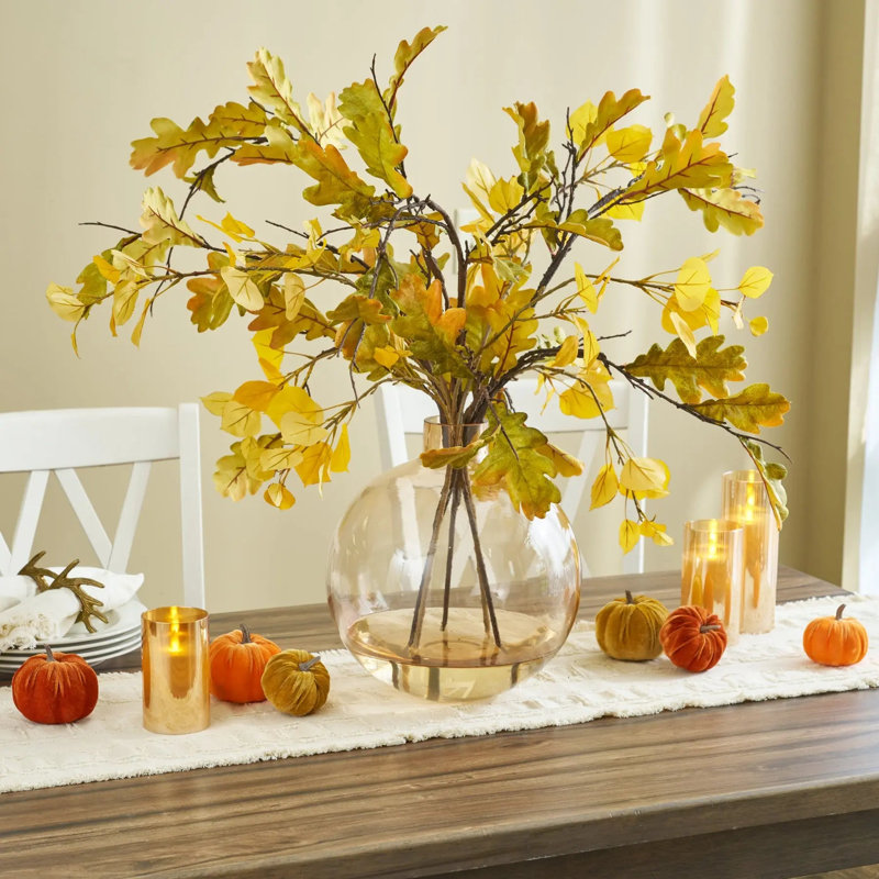 Automne lueur - feuille de chêne d'automne mélangée et branche de peuplier faux-tremble doré dans un grand arrangement de centre de table