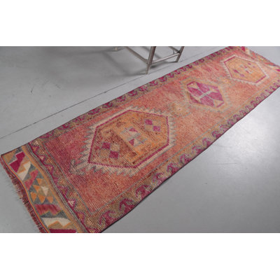 Tapis turc rétro vintage rose Herki pour le bureau et les espaces intérieurs avec un design antique