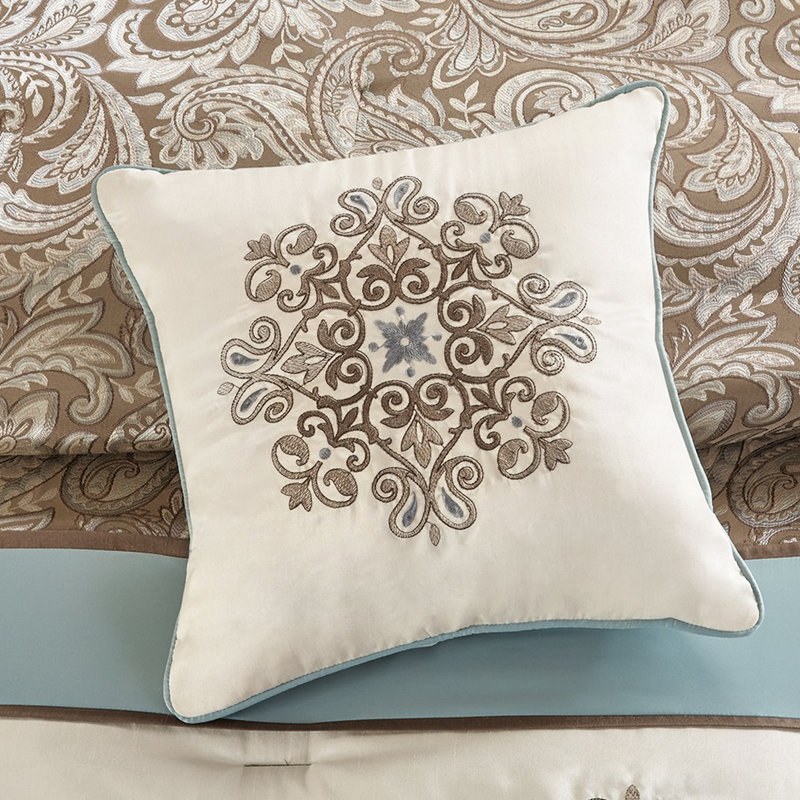 Édredon pour grand lit 7 pièces. En bleu, brun et motif cachemire enchanteur. Comprend les taies décoratives et les coussins décoratifs. Ornement tissé gracieux