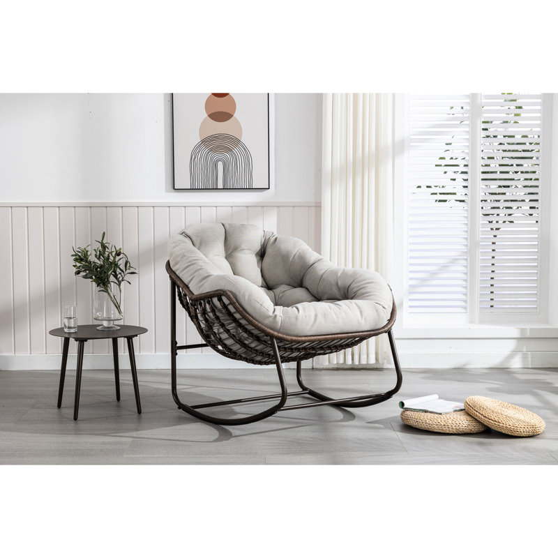 Chaise berçante pour la détente du porche - utilisation de jardin beige