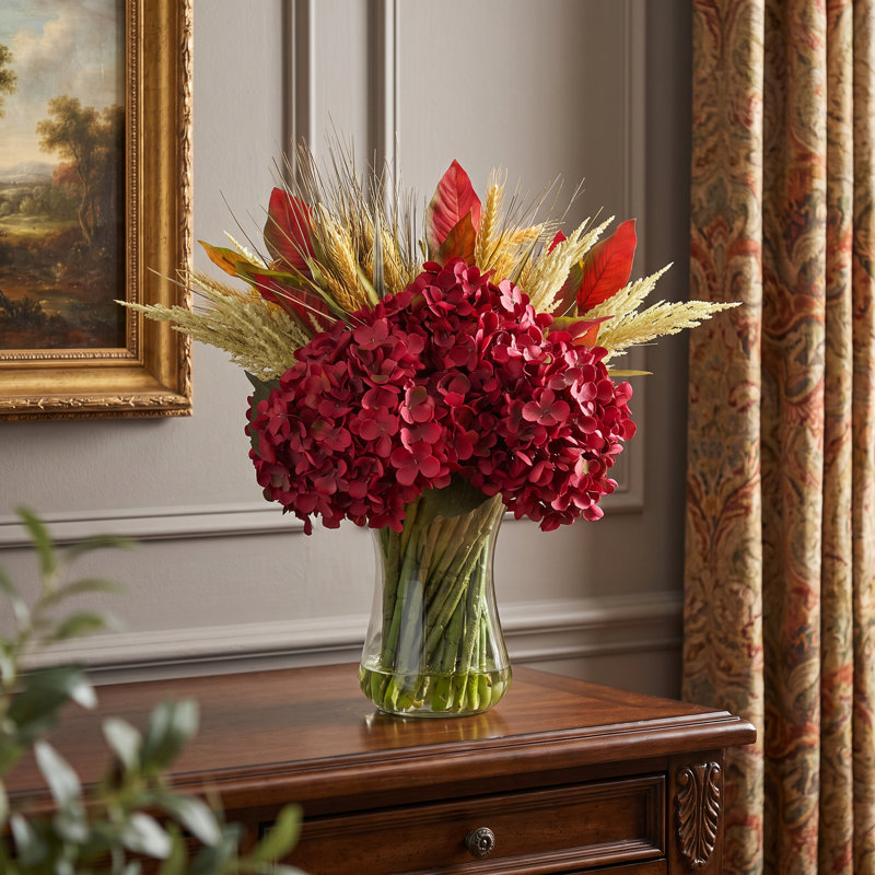 Arrangement d'automne hortensia et magnolia dans un vase en verre