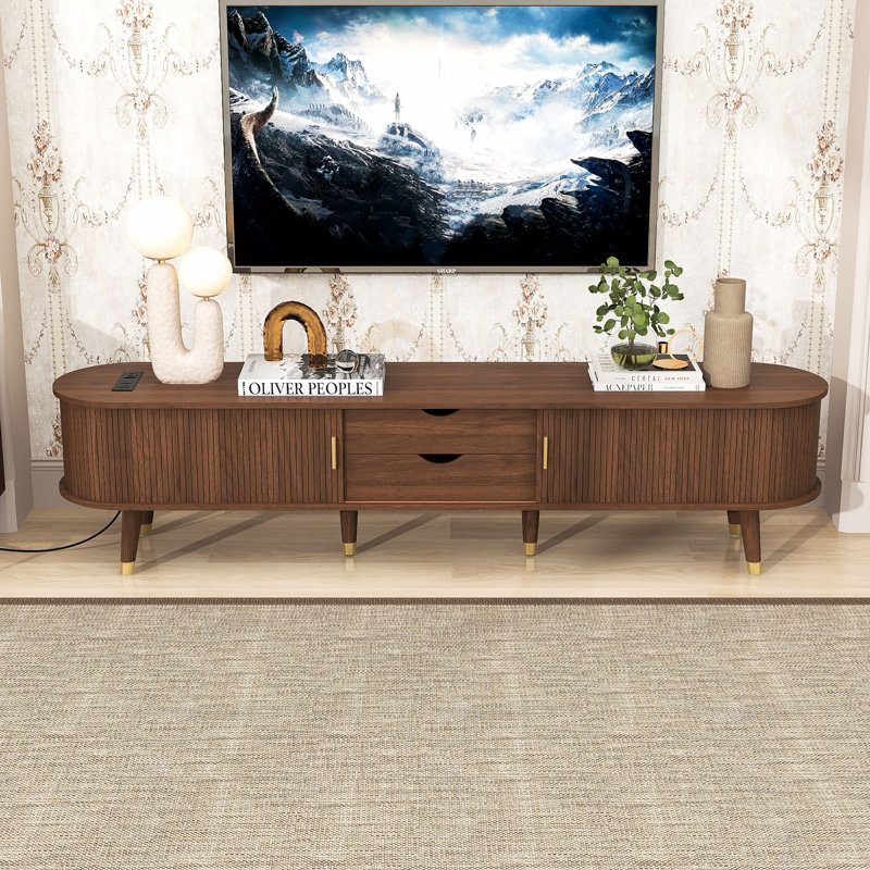 Meuble télé Mid-Century avec portes coulissantes cannelées, station de charge intégrée et rangement réglable, Walnut