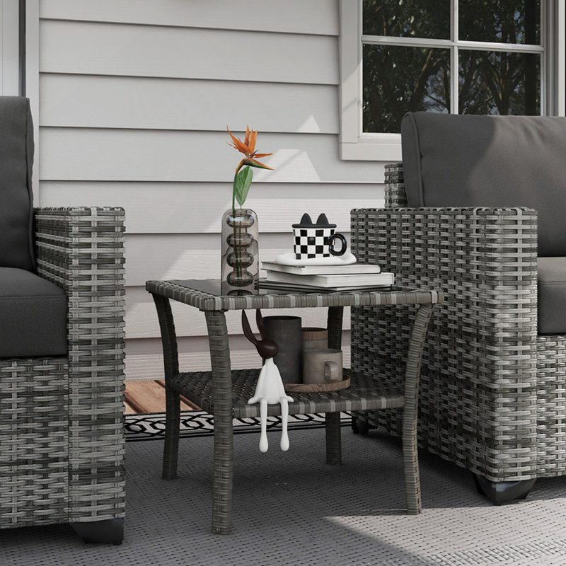 Table d'appoint en rotin Outsunny, table de bout d'extérieur avec tablette de rangement, cadre carré en aluminium, table basse avec plateau en verre trempé, gris