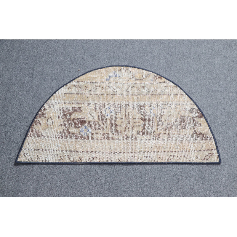 Élégant tapis de porte demi-lune avec un design classique beige et brun pour un décor de hall d'entrée élégant