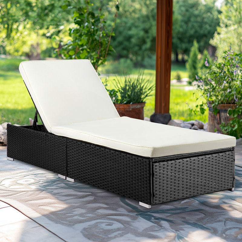 Chaise longue d'extérieur en osier avec coussin Chakka, Noir