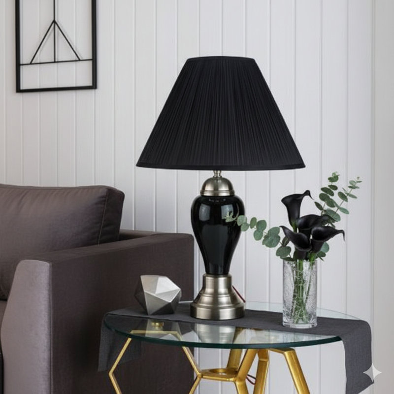 Lampe de table haute en céramique de 27 pouces de forme urne, avec une finition combinée argent et noir avec un abat-jour en lin