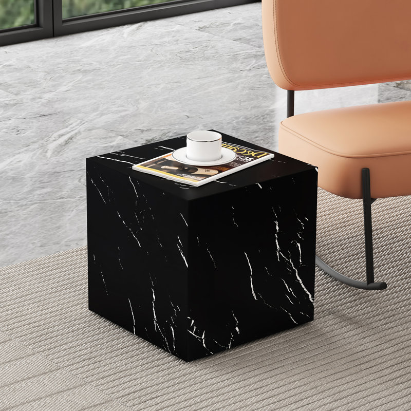 Table basse à texture de marbre noir de 15,7 po x 15,7 po x 15,7 po - ajoute un élément élégant à votre décor intérieur et rehausse l'attrait visuel de votre espace de vie