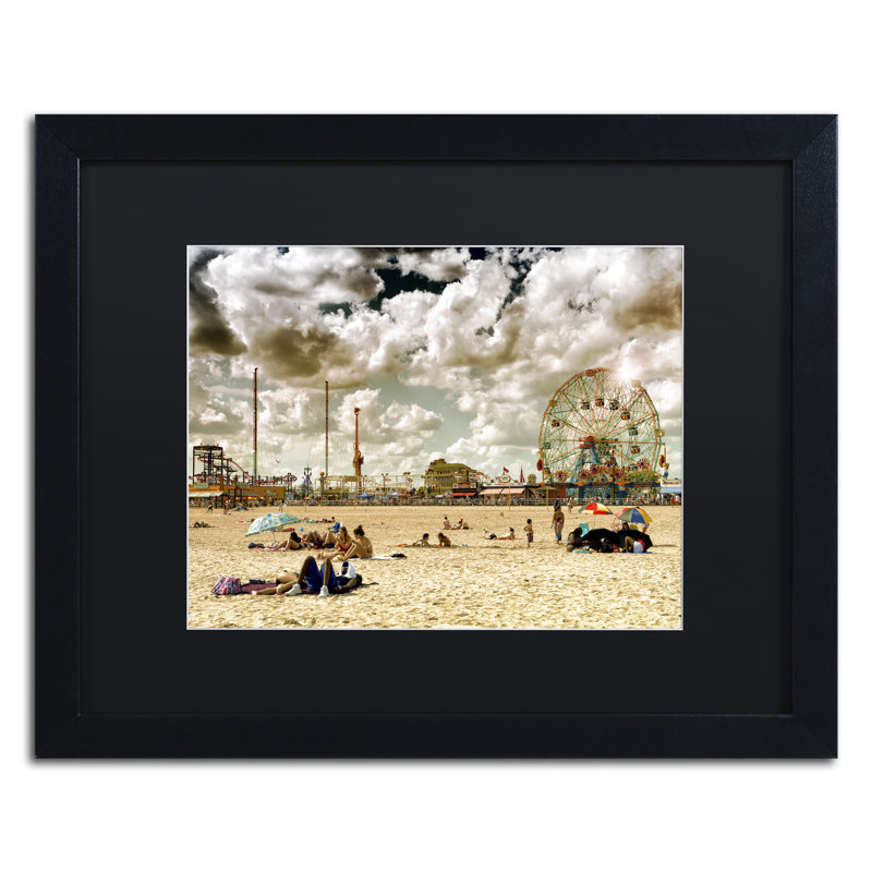 Coney Island Beach, reproduction de photo encadrée, H 16 po x l 20 po x P 0,5 po, Cadre noir, Noir