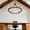 Luminaire de ferme en bois massif à 16 lumières en forme de roue de chariot, lustre de salle à manger rustique avec hauteur réglable et fonction à intensité variable pour le vestibule du salon