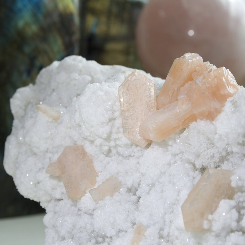 Anokh pêche Stilbite sur calcédoine