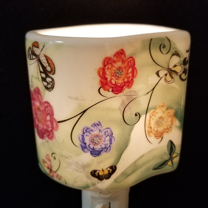 Papillons de fleurs et lumières de nuit