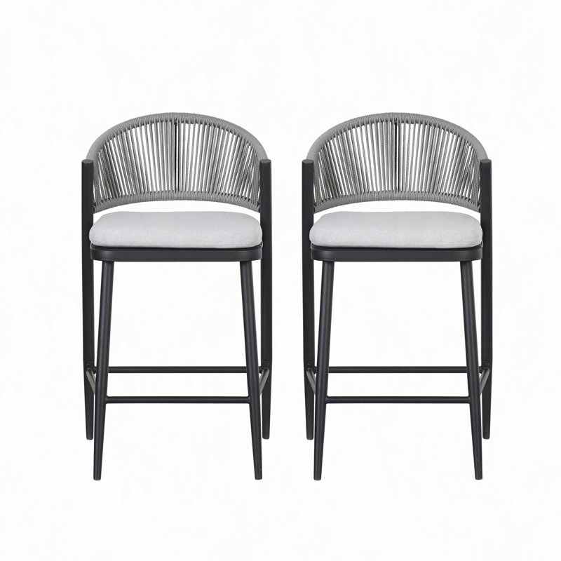Tabourets de comptoir d'extérieur à structure en métal à hauteur d'assise de 26 po avec dossier en forme de feston en rotin PE, ensemble de 2