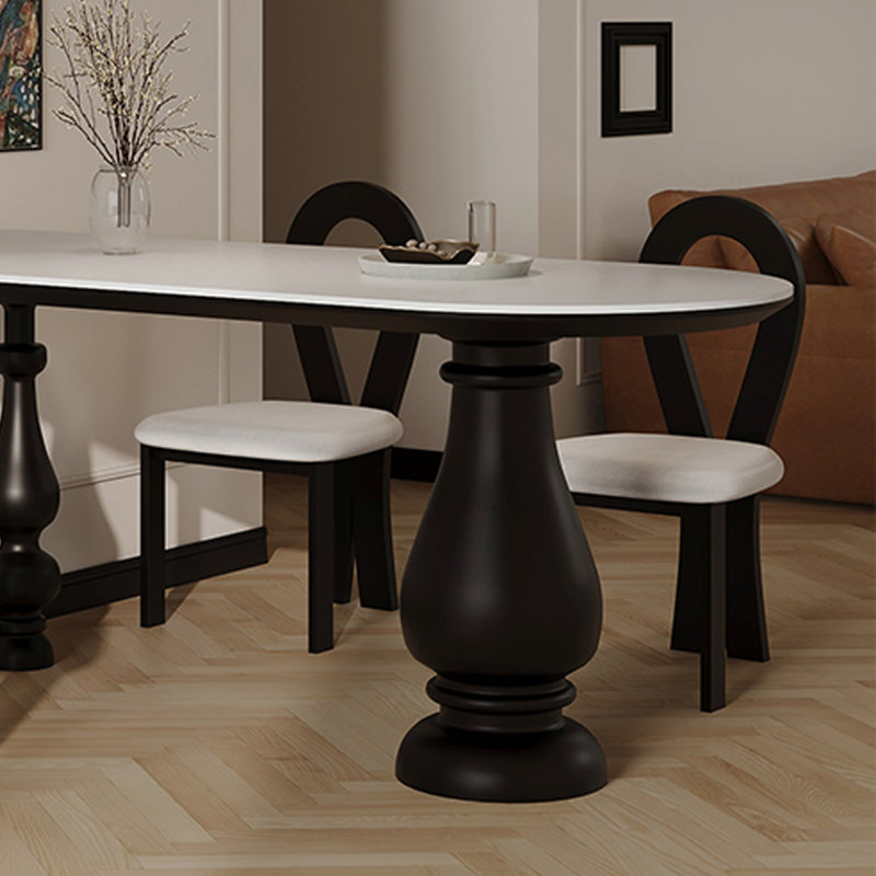 Une table avec un plateau en pierre et trois pieds, H 29,52 po x L 78,74 po x l 31,49 po