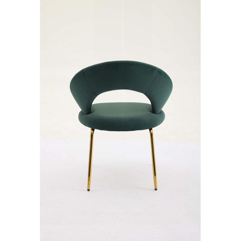 Élégante chaise de salle à manger en velours avec dossier ergonomique incurvé et pieds en métal doré, parfaite pour les salles à manger modernes.
