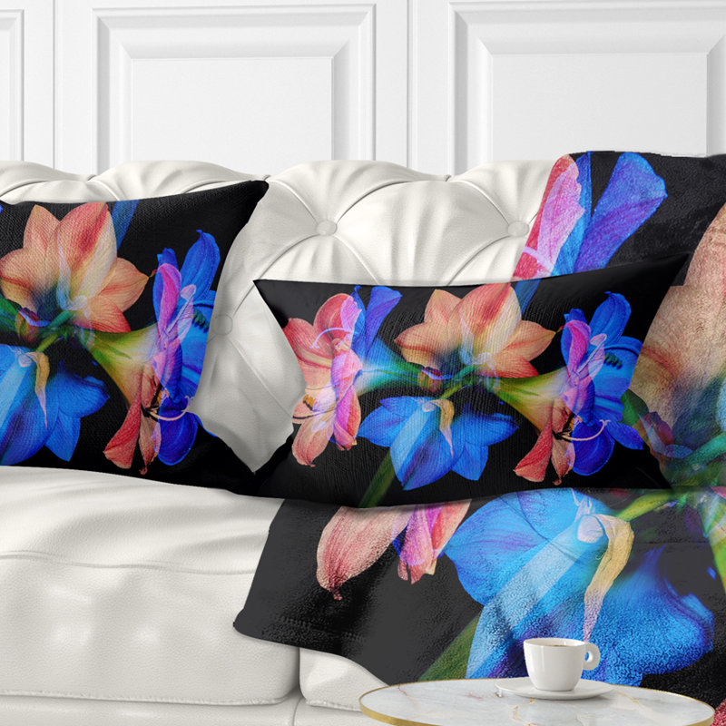 Coussin décoratif abstrait à fleurs rouges et bleues sur fond noir