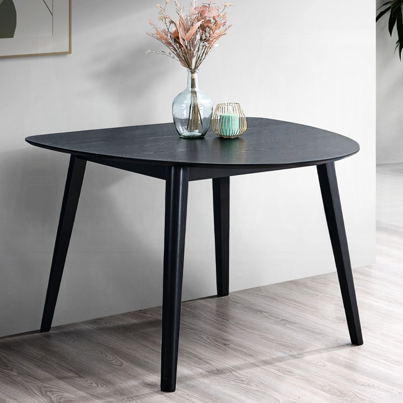 Table de salle à manger contemporaine en bois noir fini, avec un plateau de forme originale, idéale pour les petites pièces. Dimensions : 43 pouces de large, 39 pouces de profondeur, 30 pouces de hauteur. Style moderne et distinctif.