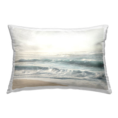 Coussin décoratif imprimé Distant Beach View par Mike Calascibetta