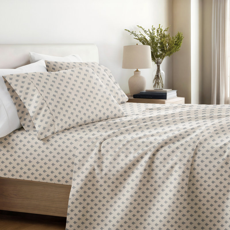4 Piece Delicate Details Pattern Sheet Set, Cal.King Sheet Set with 2 King Pillowcase, Blue/White Floral