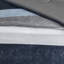 Chambre à coucher avec couette et draps rayés - Gris, bleu marine, bleu pour un style moderne. Traitement en microfibre. Étiquette pour une ambiance décontractée. Convient aux matelas jusqu'à 35 cm d'épaisseur.